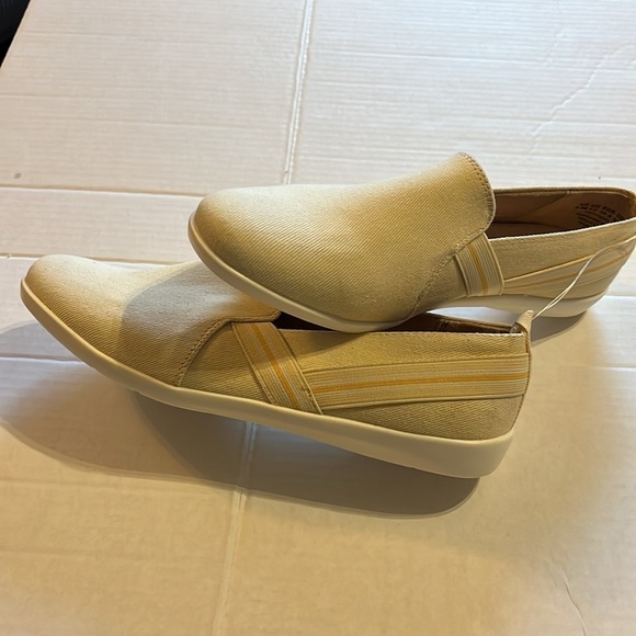 NWT-life stride soft system-9.5-butter yellow-flip on sneaker with active arch - Picture 11 of 12